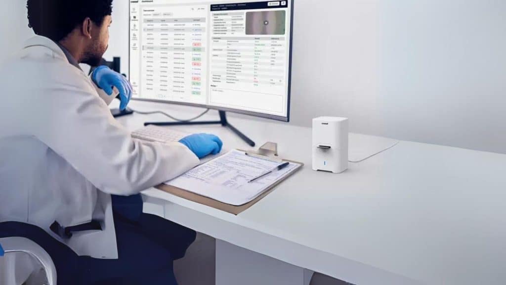 Medico che utilizza il sistema di analisi dello sperma assistito da computer ExSeed-CASA-Lite
