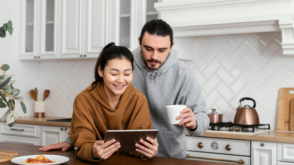 Una pareja que consulta juntos, en su cocina, los resultados de una prueba de fertilidad masculina